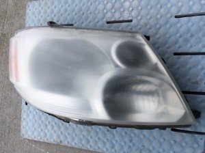 黄ばみ除去中のトヨタアルファードのヘッドライトの状態